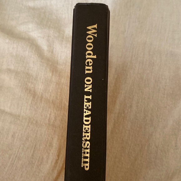 WOODEN ON LEADERSHIP by JOHN WOODEN Hardback GUC - Picture 2 of 4